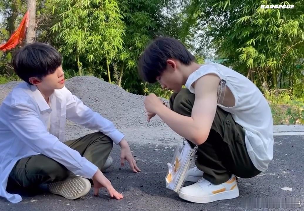 余宇涵曾用热乎羊屎做手链真的被余宇涵童年奇葩经历笑晕，别人玩童年小游戏他直接玩手