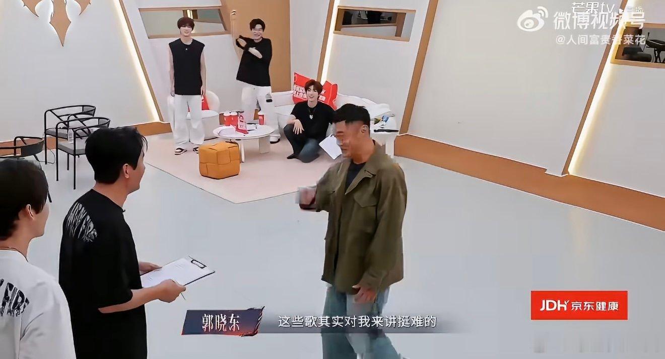 余文乐粤语质检员被余文乐的小游戏逗乐，要求全员说粤语“我爱你”，说得好站一边，说