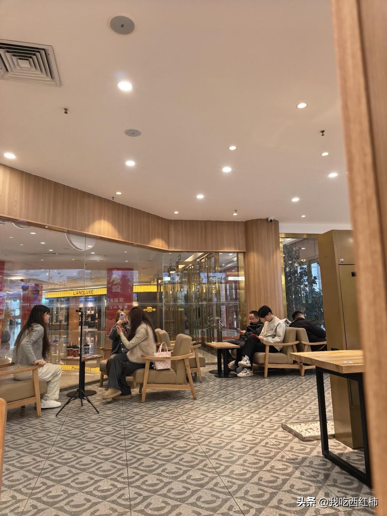 霸王茶姬里也躲着好多假装上班的年轻人
以前没怎么发现，感觉今年假装上班的年轻人越