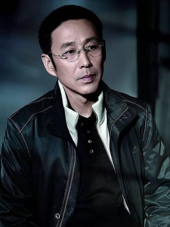 主持人，采访李诚儒，你谈谈陈道明吧。李诚儒说，他呀，我可不能胡说，他是一个文化人