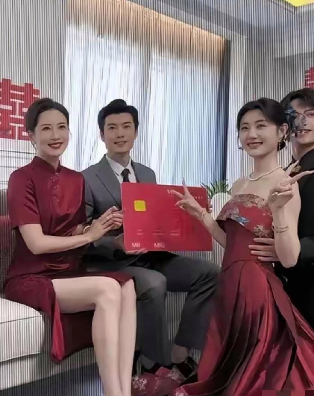 我儿子要是能娶上这样的媳妇，就是让我跟亲家母住一起我也愿意啊！大家看呢？