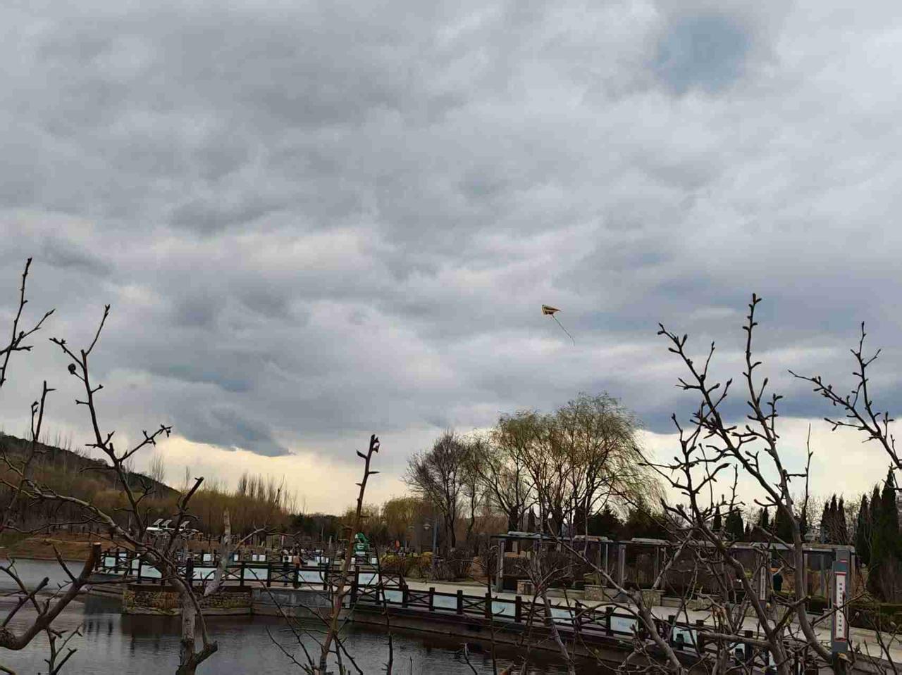 今天是4月9日，星期四，今天我们这里阴天，而且还有小雨，今天最高气温零上10度，