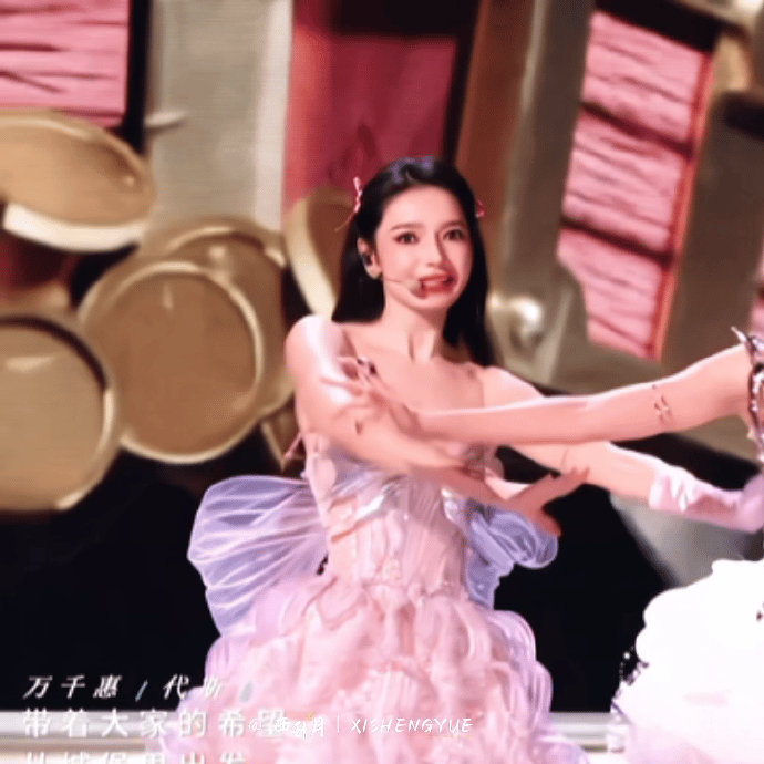 代斯转身定点动作代斯这个嘘好萌  代斯舞台上的这个嘘好萌的吧！刚被她转身定点的帅