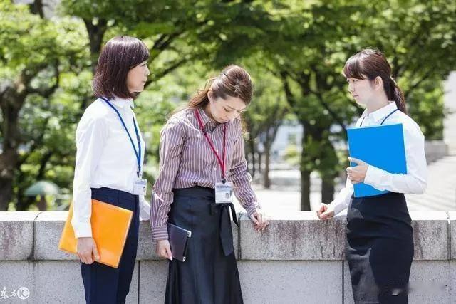 员工多次迟到早退被开除经法院审理反获赔偿
近日，上海某法院公布了一起关于迟到早退