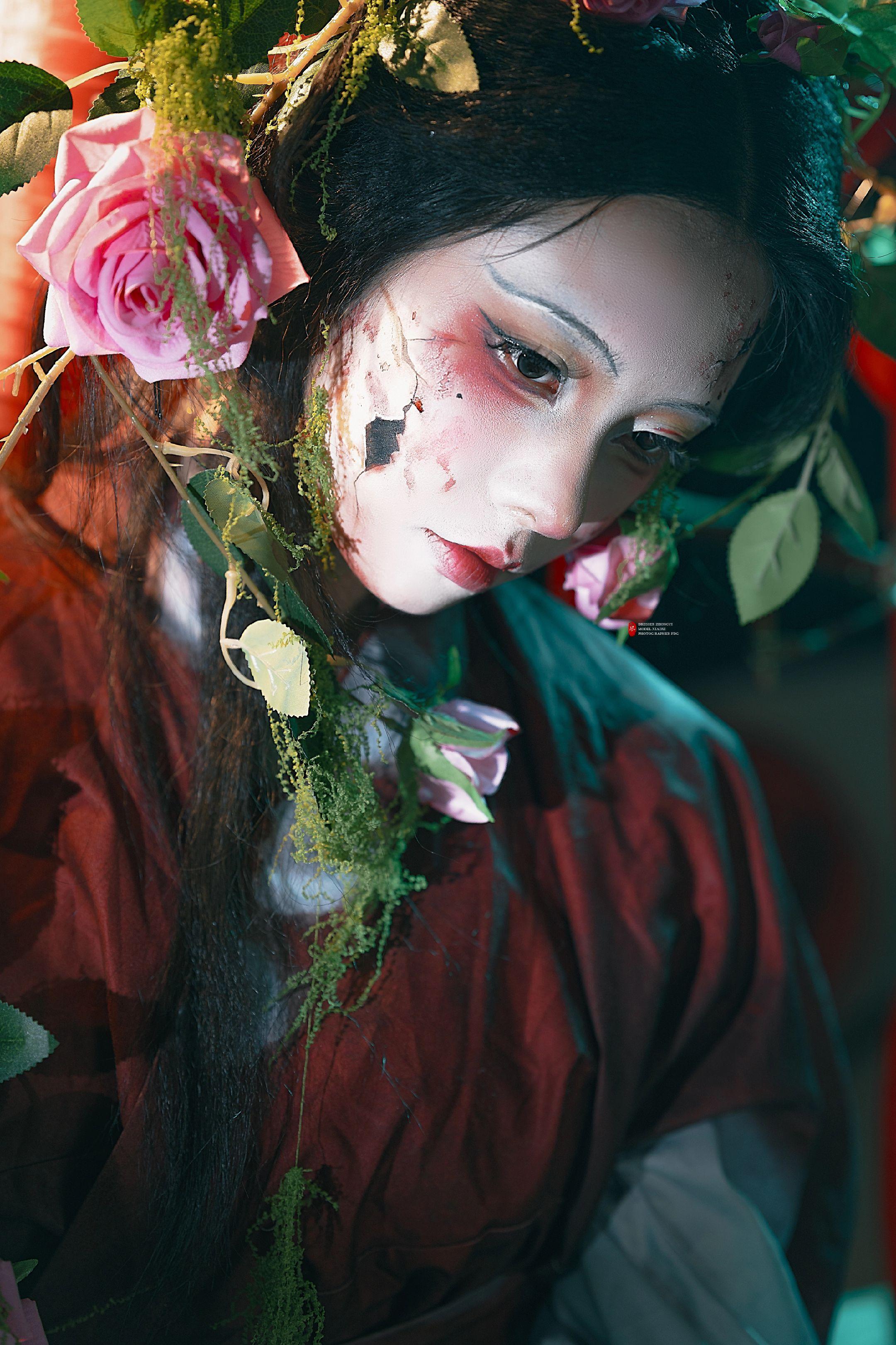 枝叶绞碎她的影子。💡 氛围心机 Tips： 灯光魔法：冷绿光打亮皮肤...