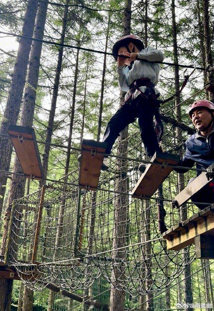 #蒋勤勤晒一家出游照# 好有爱的一幕！素颜出镜的蒋勤勤状态满分，尽显妈咪魅力，幸