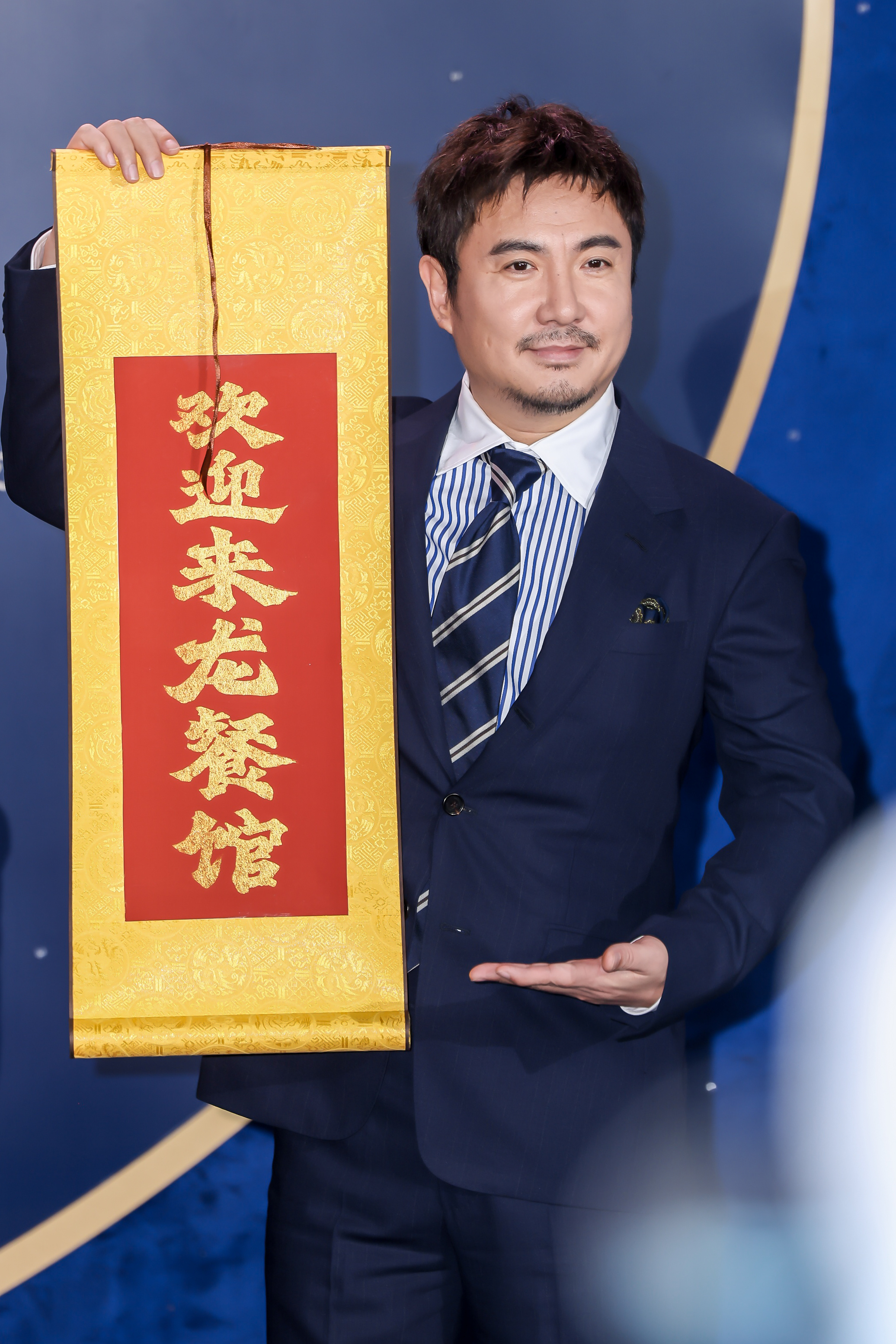 京东来微博电影之夜营业了红毯之上星光闪耀，京东JOY迈着呆萌小步惊喜现身，萌度直
