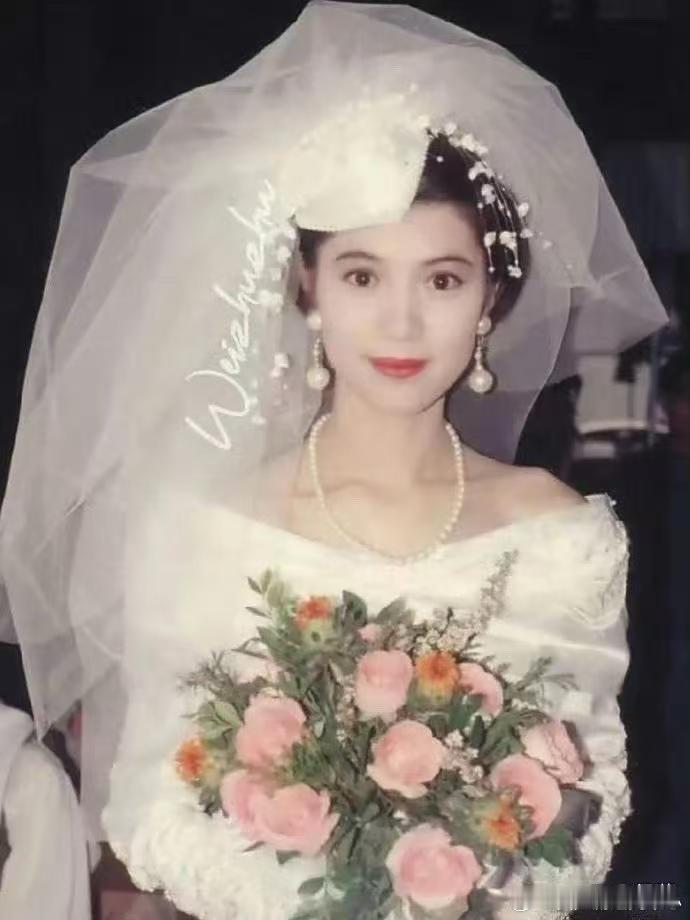 袁咏仪20年前的婚纱照，放到现在看也依旧美得让人心动 ​​​