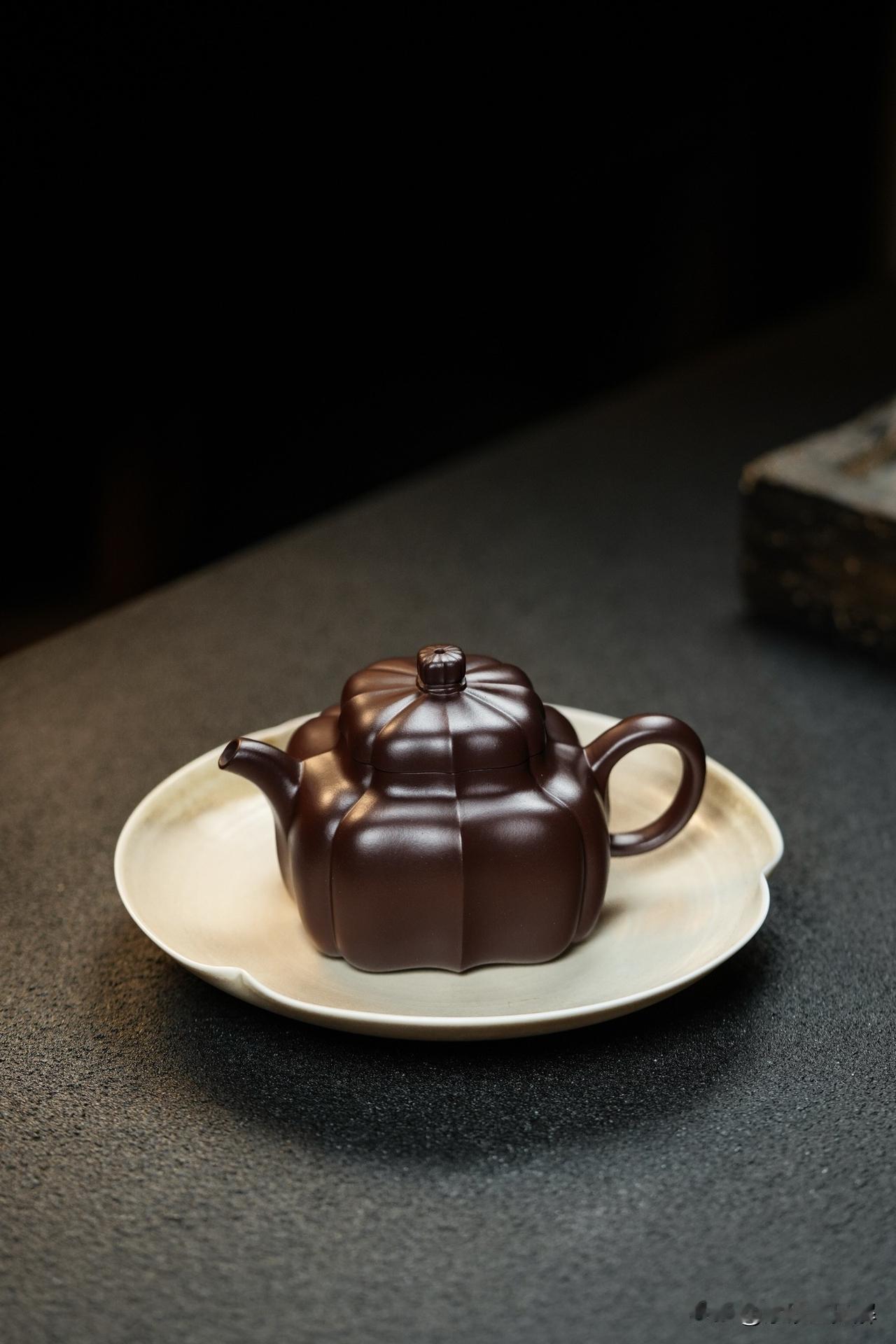 紫砂壶是用于泡茶注茶的。所以，选购时不妨先就其实用的功能加以考量。
优良的实用功