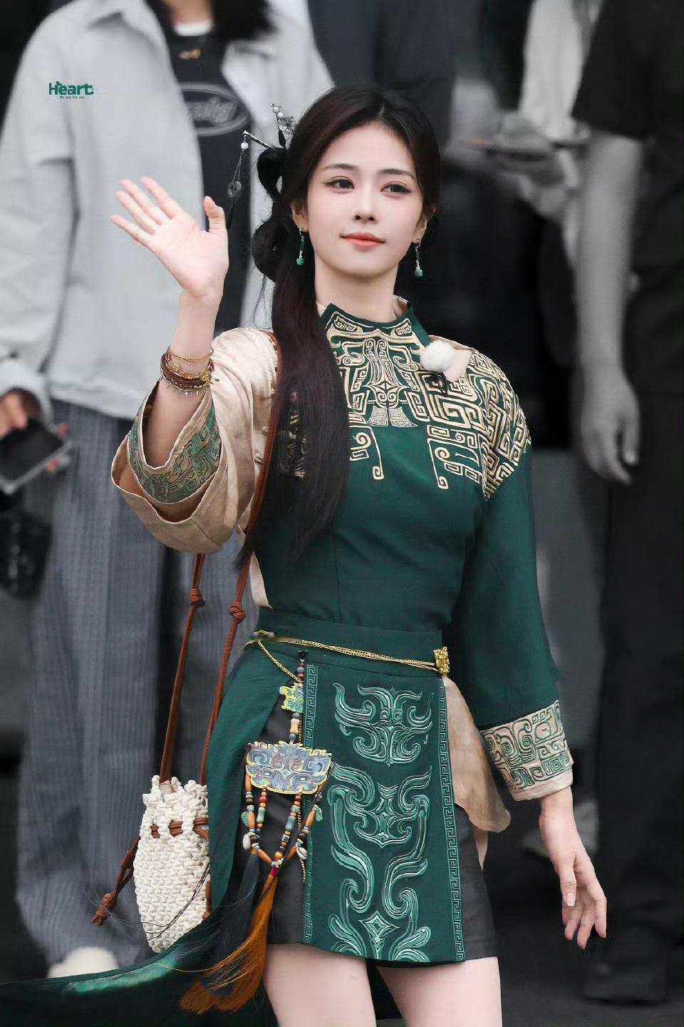 白鹿奔跑吧绿色新中式造型白鹿奔跑吧跳手势舞 白鹿奔跑吧绿色新中式造型，好美萌啊 