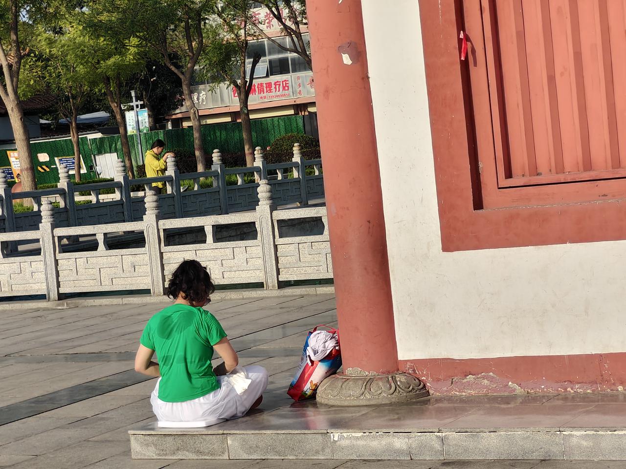 在运城盐湖西花园，今早我晨跑专门留意观察，坐在花池旁边的男子是6点多来的，来后他