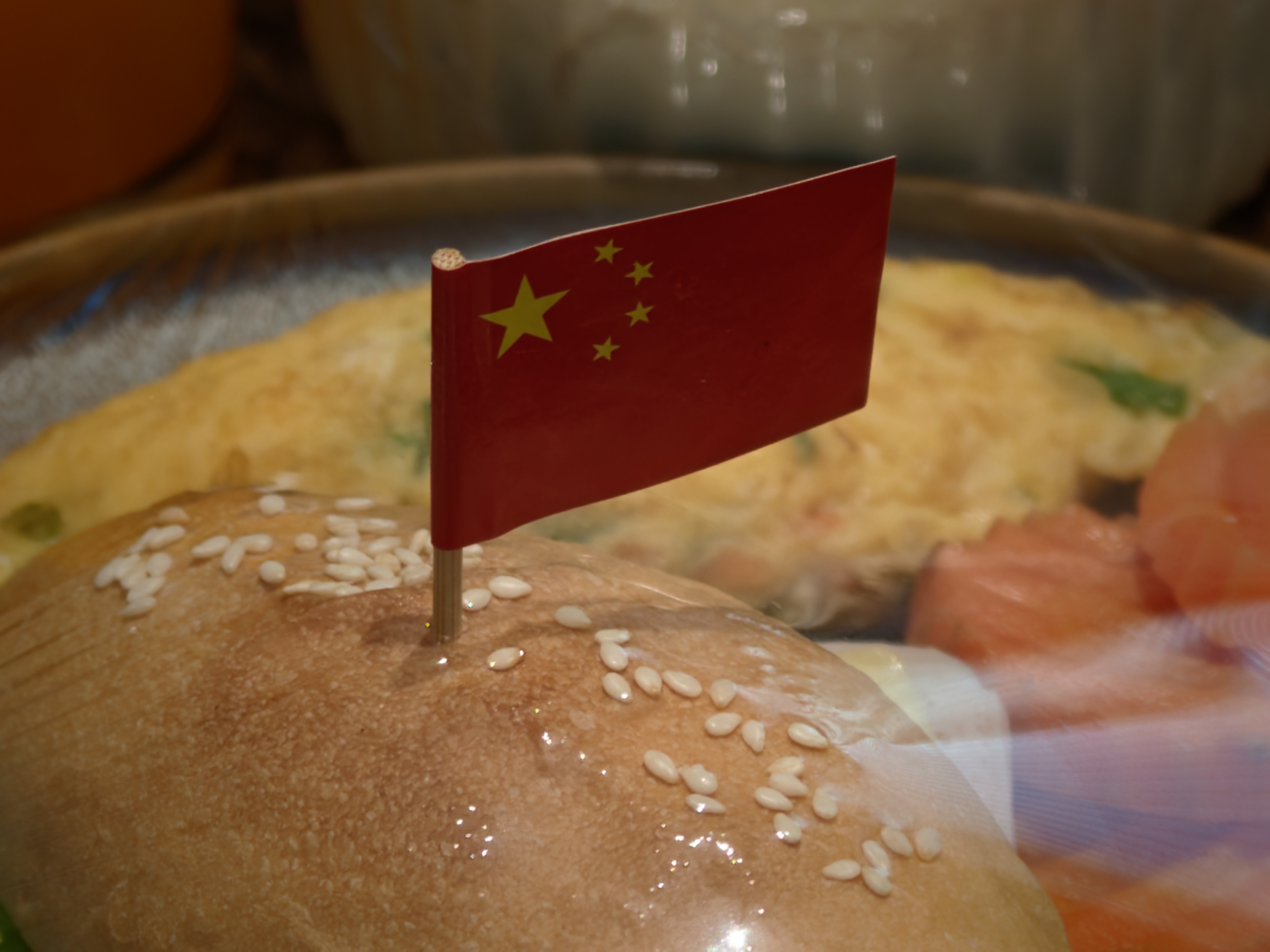 酒店每天送早餐过来，三明治上都会插面小国旗，前几天一直都是世界杯参赛球队，我和老