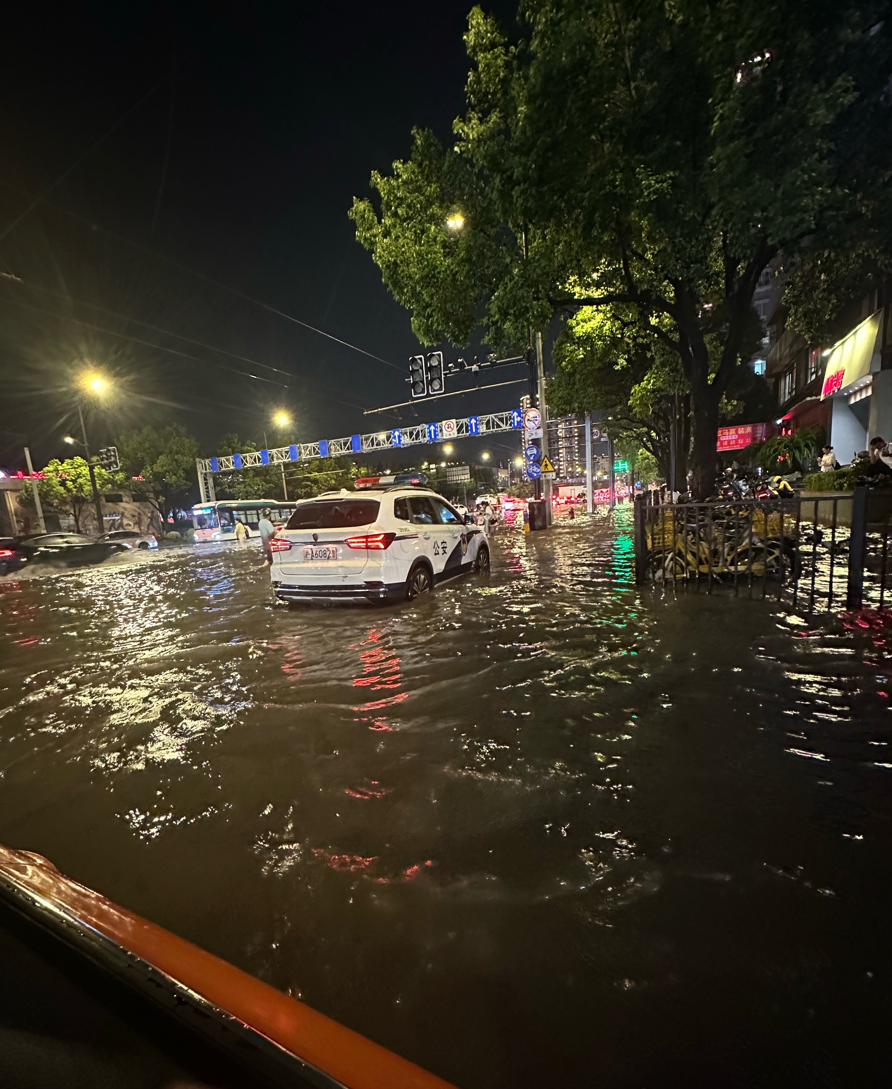 像个老奶奶一样和司机眯着眼研究地图上哪条路没被封没淹水能回去………这红线标de我