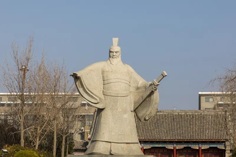 曹操最离不开的将领，我觉得非许褚莫属。
曹营猛将众多，但许褚有其独特之处。他力大