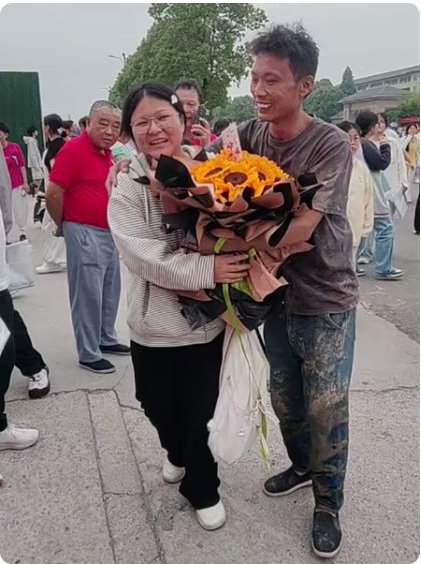 高考考场外，一位满身泥巴的父亲感动网友！当事人：刚插完秧赶过来，劳动人民最光荣，