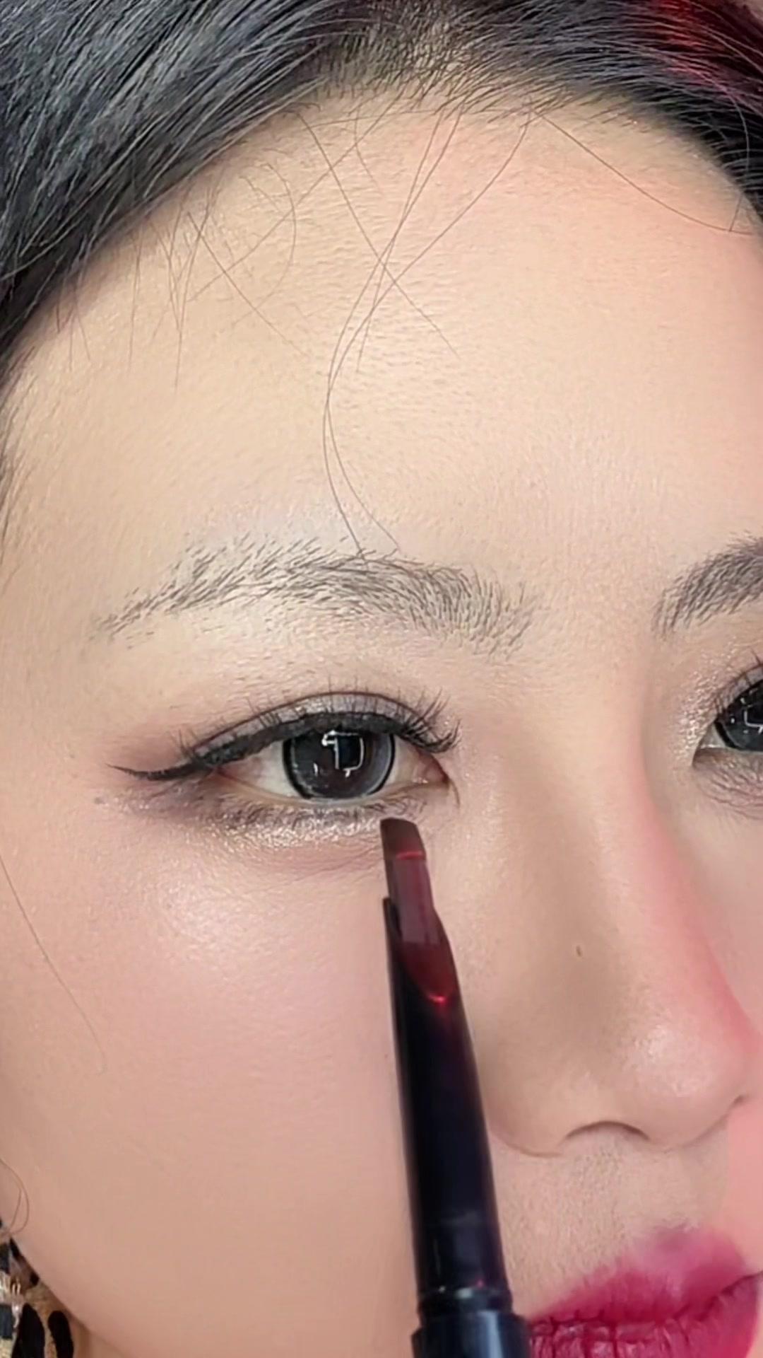 先找到瞳孔正上方，这里是眉毛中心线，从这里往眉尾画一条弧线，三点定眉尾。眼白中心