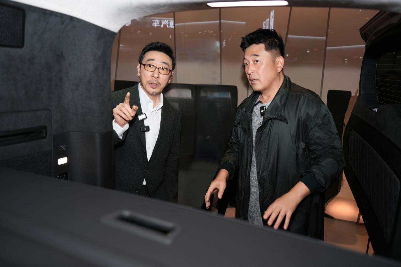 今天逛北京车展仰望展台，直接被现场的阵仗惊到了，里三层外三层全是举着手机的人，挤