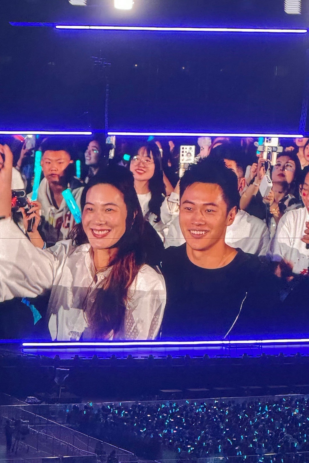 #谢震业陆敏佳看张杰演唱会#谢震业陆敏佳看张杰演唱会！！！ ​​​