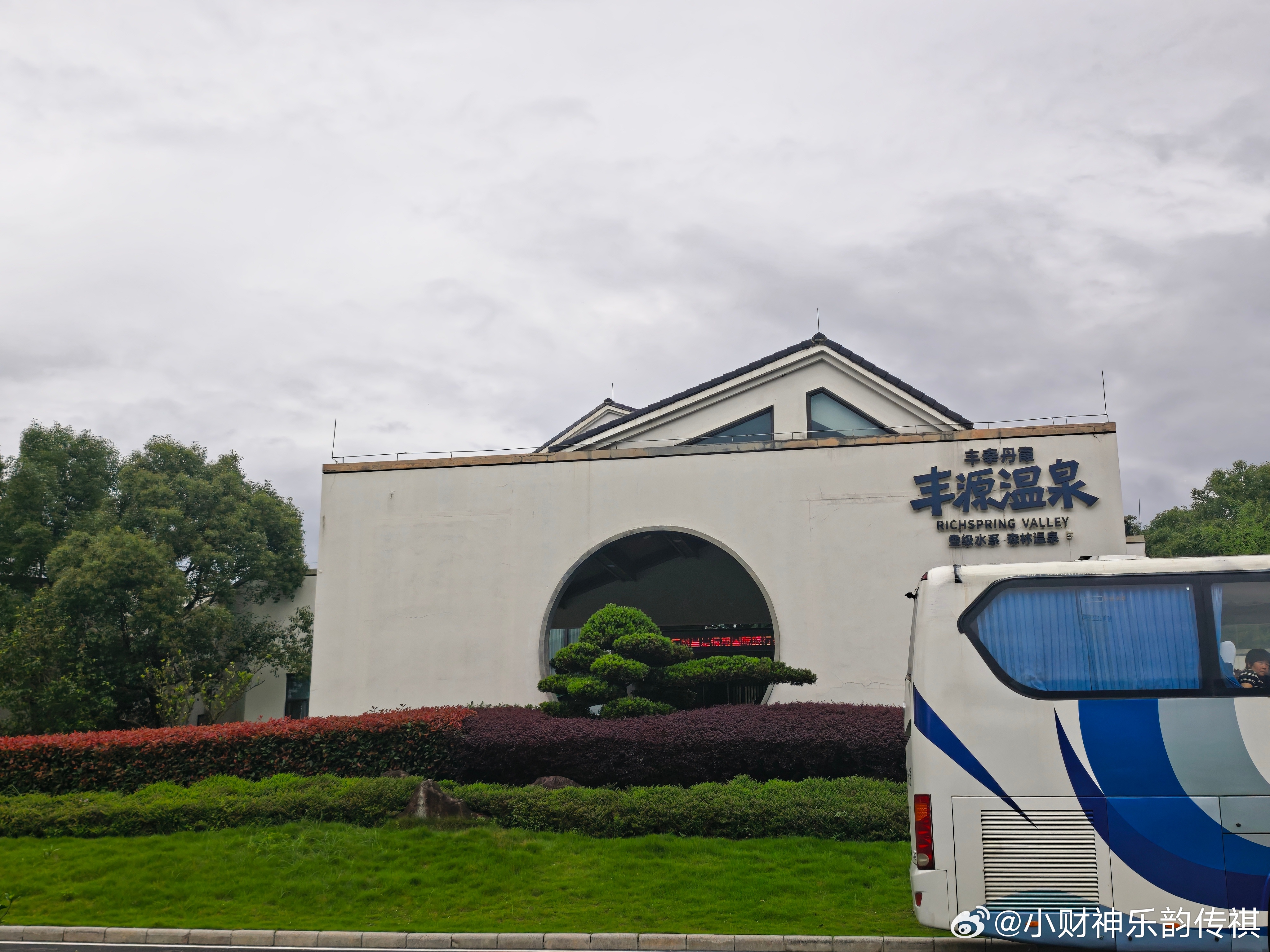 霸王茶姬赠送奶茶成本加盟商承担如图1、正在大朗喝霸王茶姬拜访下顾客休整一下二级市