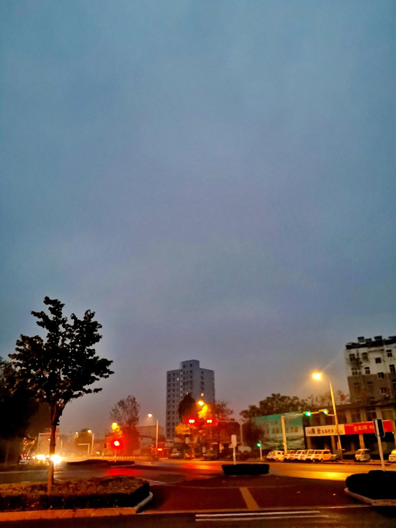 丁字路口的小楼，从家到这里正好5.5公里，每天晨跑的返程点，看到它感觉好亲切呀！