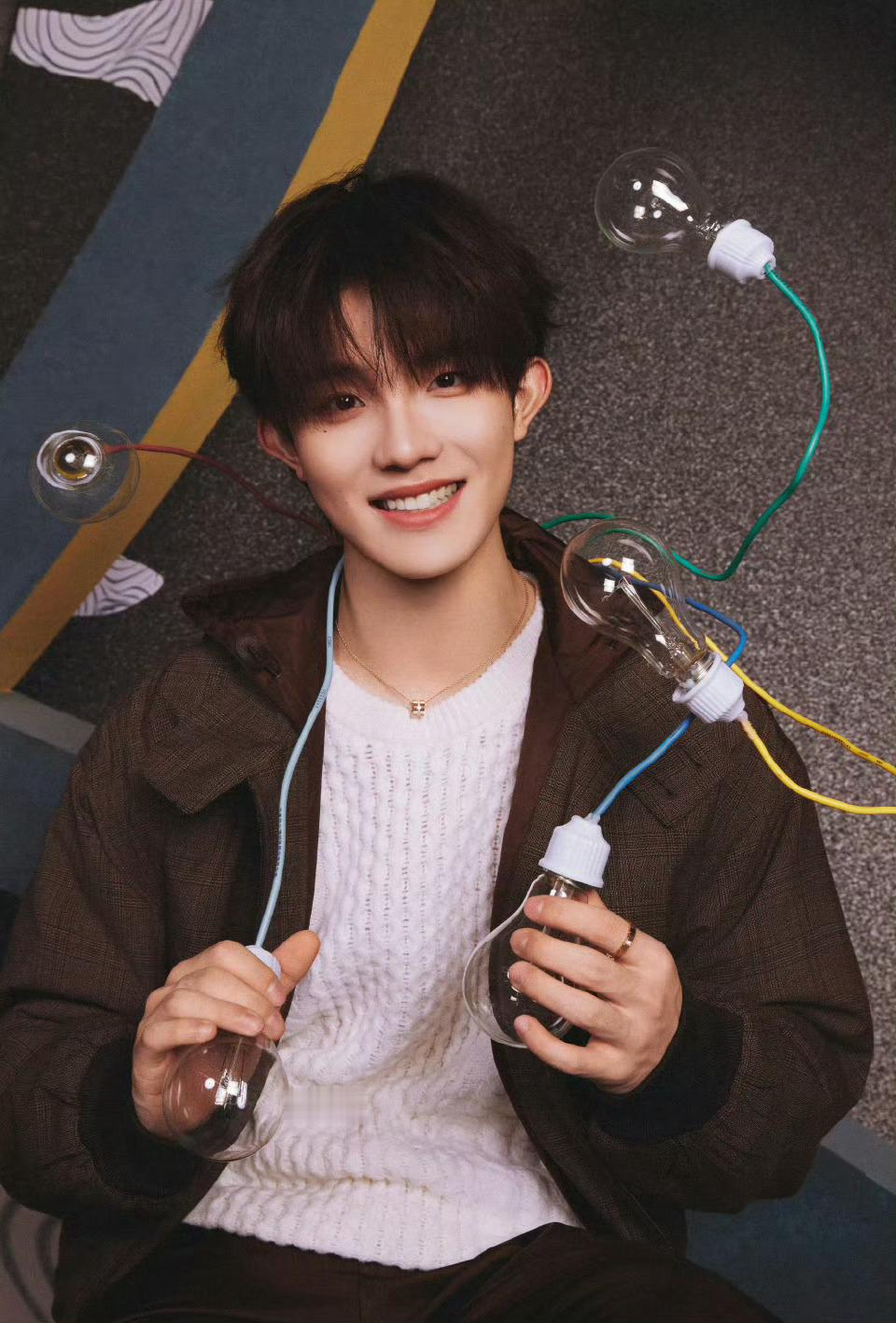 苏新皓红毯像是在发光 状态好到像是自带打光板，红毯造型精致又有记忆点，瞬间成为全