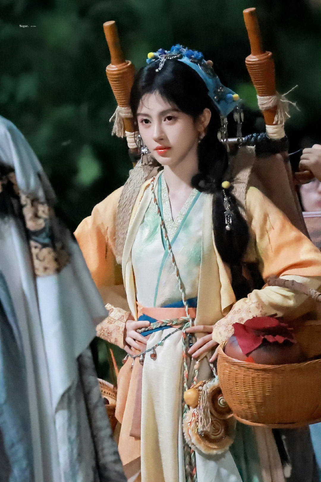 鞠婧祎摔得好重我们🍊宝宝没事吧，看起来磕的还挺疼的，美女要小心呀~期待《来战》