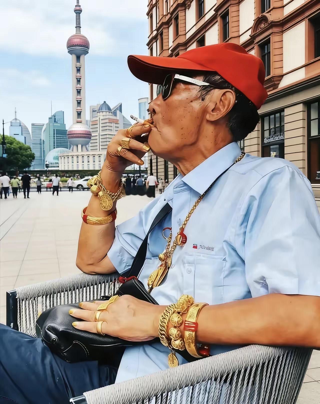 身上挂着三斤多重的赤金，兜里揣着三五包中华烟，这位住在浦东上南三村的老爷叔，几年