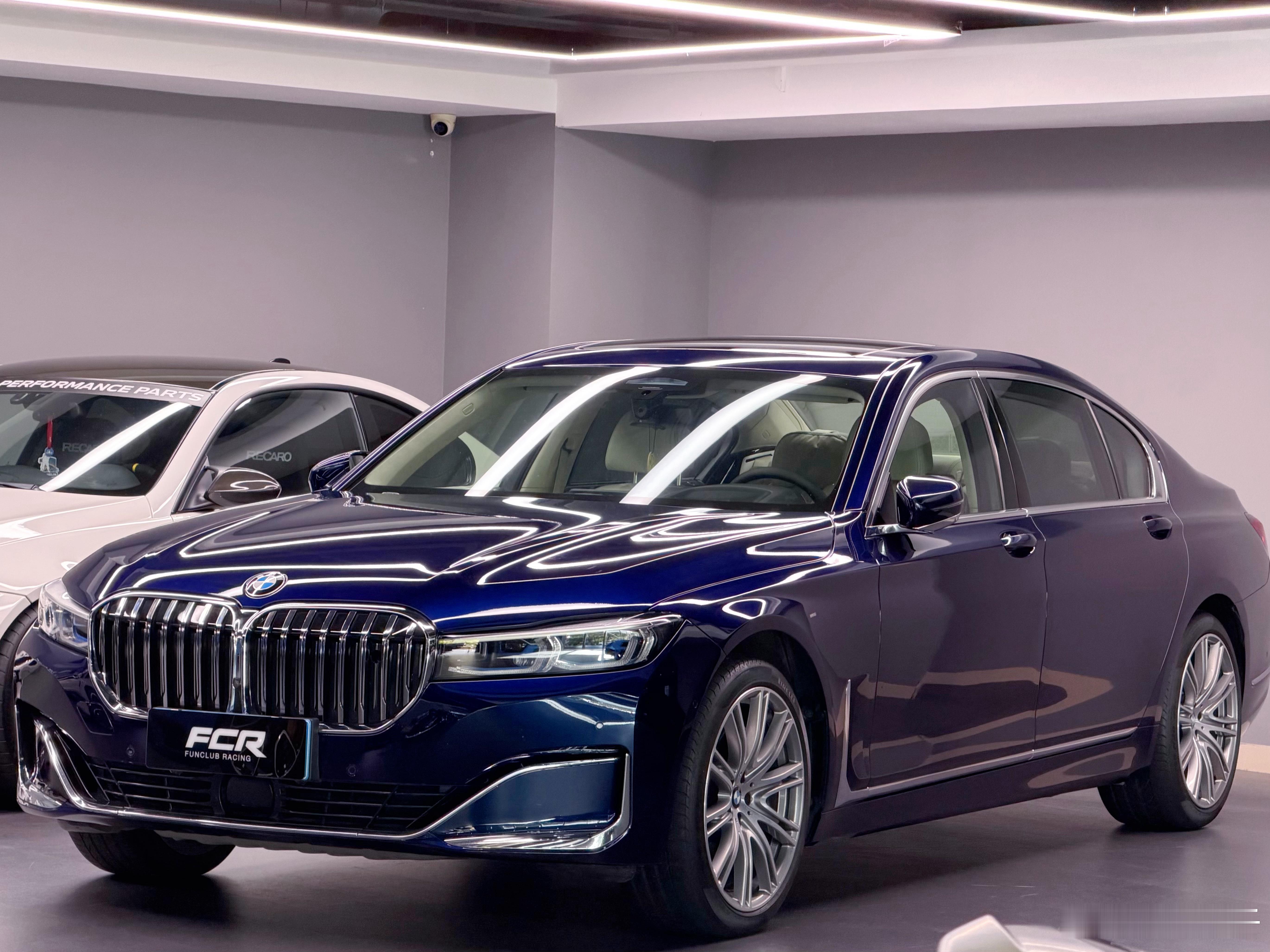 现在我把宝子放在隔壁展厅，每天都有人伺候着，还不用付停车费，我真是个天才