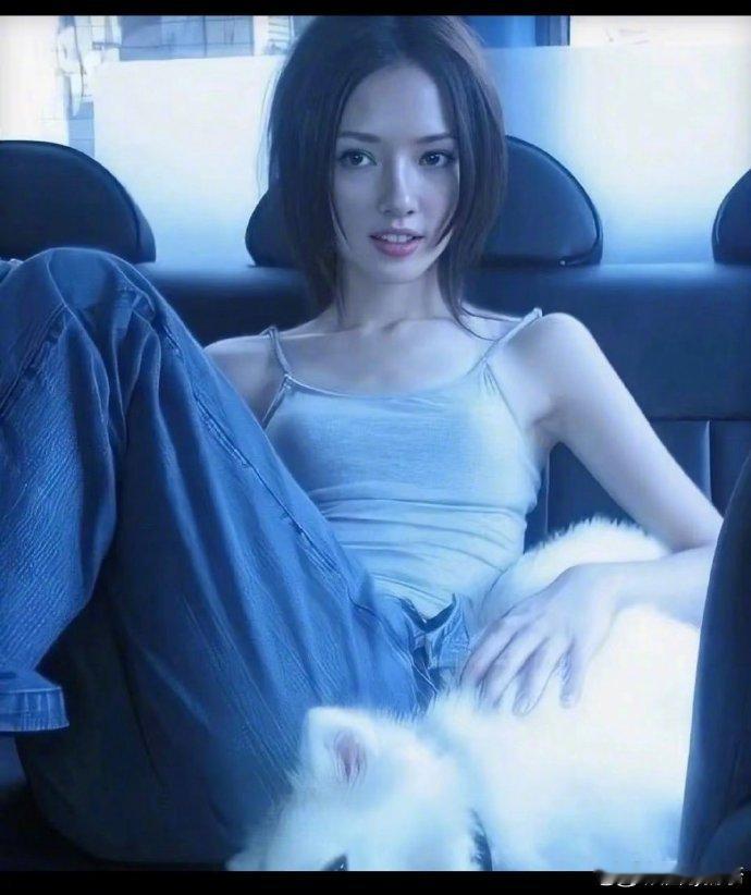 直女天菜和她的抽象男 一个美到发光稳坐直女天菜宝座，一个随性自在日常散发抽象魅力