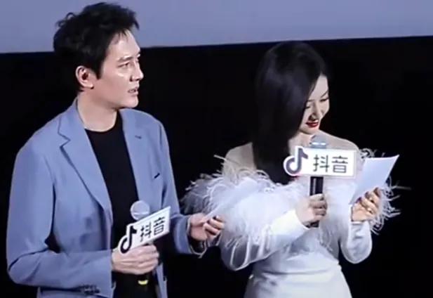 开玩笑地说，我曾经怀疑他和其他女性有染，但是现在我接受了他们的关系，并且我自己也