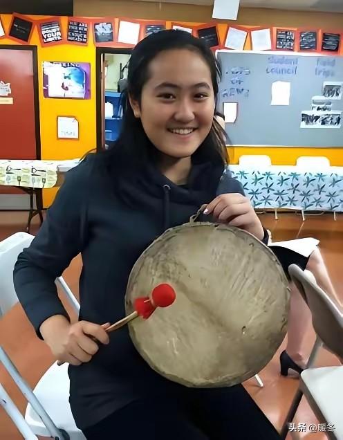 上一秒还在法庭狂傲咆哮，下一秒听到13年直接吓瘫崩溃，这个留美霸凌女的下场，太解