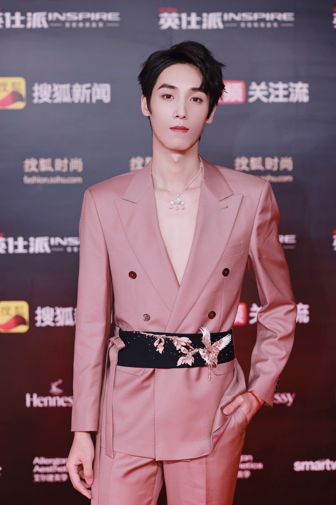 #张若昀秦霄贤苏醒张远刘宇孙帅东都穿了西装#、#孙帅东豆蔻粉西装#张若昀秦霄贤苏