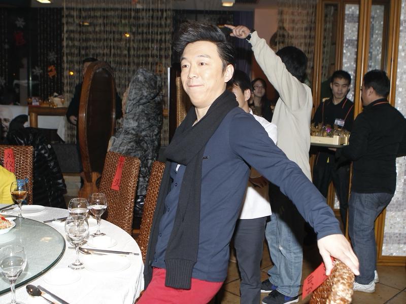 黄渤给岳父母拜年，他妻子还罕见出镜了，这画面太温馨。在娱乐圈里，黄渤一直是高情商