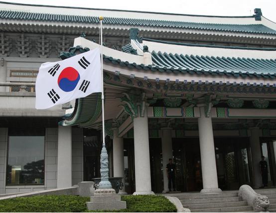 据韩联社报道，韩国总统李在明于9月18日在青瓦台总统府召开记者会，就霍尔木兹海峡