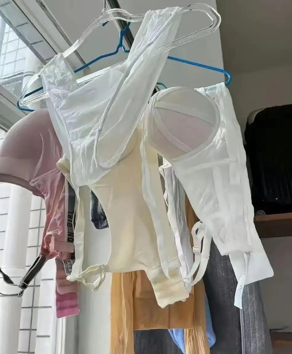 第一次去女性朋友的合租屋，眼前的场景属实让我意外。四间卧室住着三个人，里面还有一