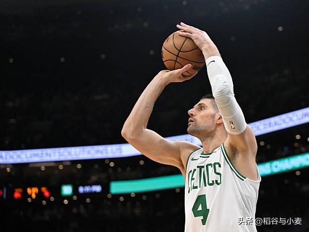 有一说一，武切维奇这一伤，对于凯尔特人真未必是坏事。武切维奇防守能力没有，防守基