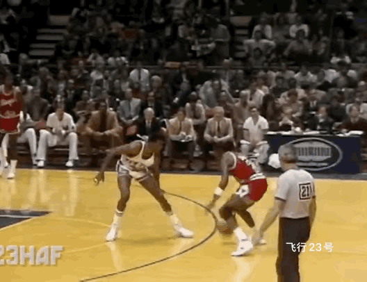 NBA单打最高境界是什么？
看乔丹跟詹姆斯如何全释？
所谓的最高境界就是像乔丹那