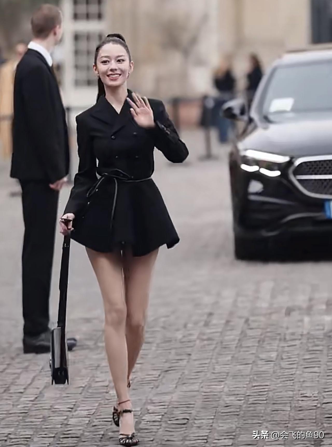 郎朗的老婆吉娜，为了展示美，真的豁出去了，穿着全露腿的超短裙，走在凉意十足的巴黎