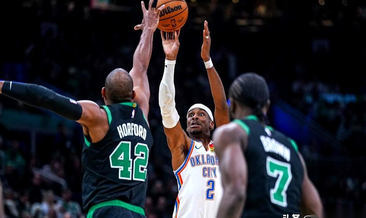 亚历山大的全明星席位，刚空出来不到一天，电话就打到了火箭队申京那里。
NBA总裁