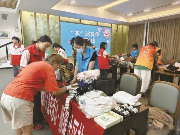 ：《爱心衣物温暖大宁波2000余件爱心衣物送往四川凉山宁波镇海区顺隆社区第 13