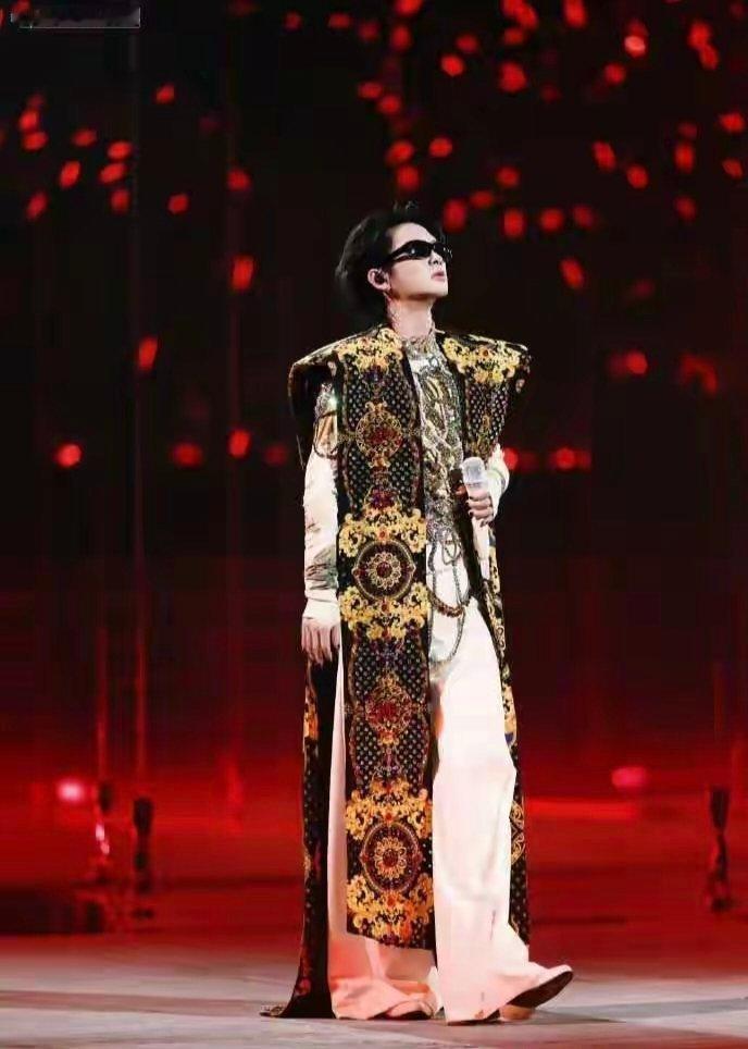 鹿晗、张碧晨现身周震南演唱会，周震南红着眼：那两年我最失落，还好他一直在安慰，友