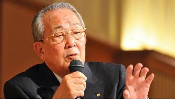 历史总是惊人地相似！1985年，日本取代了美国成为当时“世界最大芯片生产国”，美