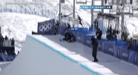 冬奥会自由式滑雪女子U型场地技巧决赛，谷爱凌卫冕夺冠，中国选手李方慧夺得银牌！谷