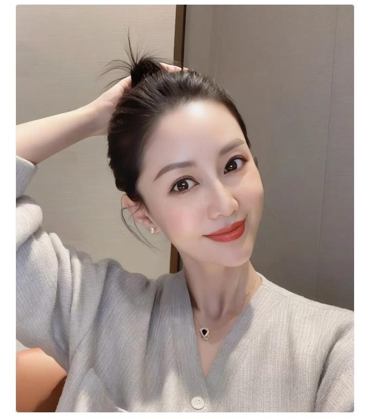 原来最没见过世面的，是我这种人
上不认识奢侈品，下不认识地里的菜
出门分不清东西