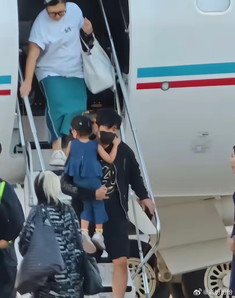 一身黑衣从飞机上下来，周杰伦全程单手稳稳托着4岁的小女儿，动作非常熟练且温柔。 