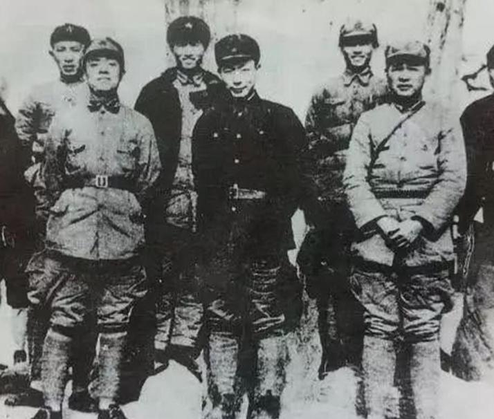 1934年，一支不到3000人的红军队伍被追进秦岭。缺粮缺弹，他们却做出一个大胆