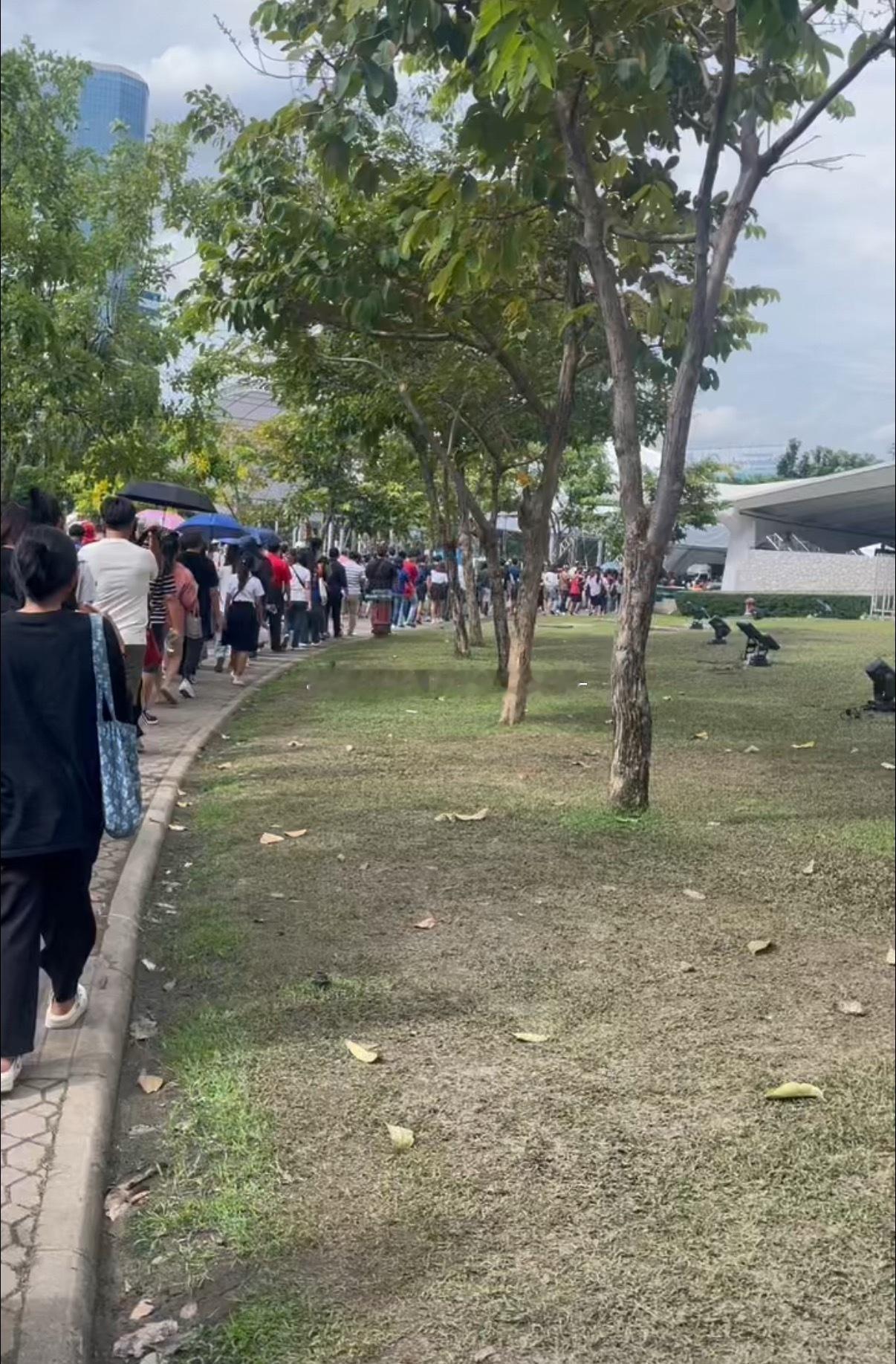 中国🇨🇳女排和泰国🇹🇭女排的友谊赛准备开始，泰国🇹🇭球迷排队陆续进场