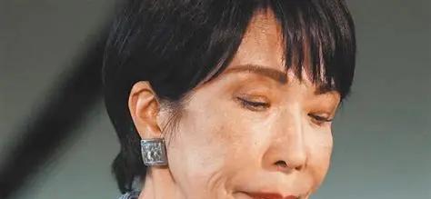 这盘大棋下得真绝了！不得不说，中央有高人。
日本国会众议院议事厅的橡木讲台前，