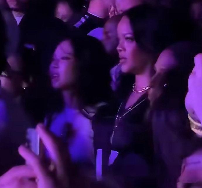 Jennie蕾哈娜坐一起看演出 Jennie蕾哈娜同框，真的是梦幻联动了！Jen