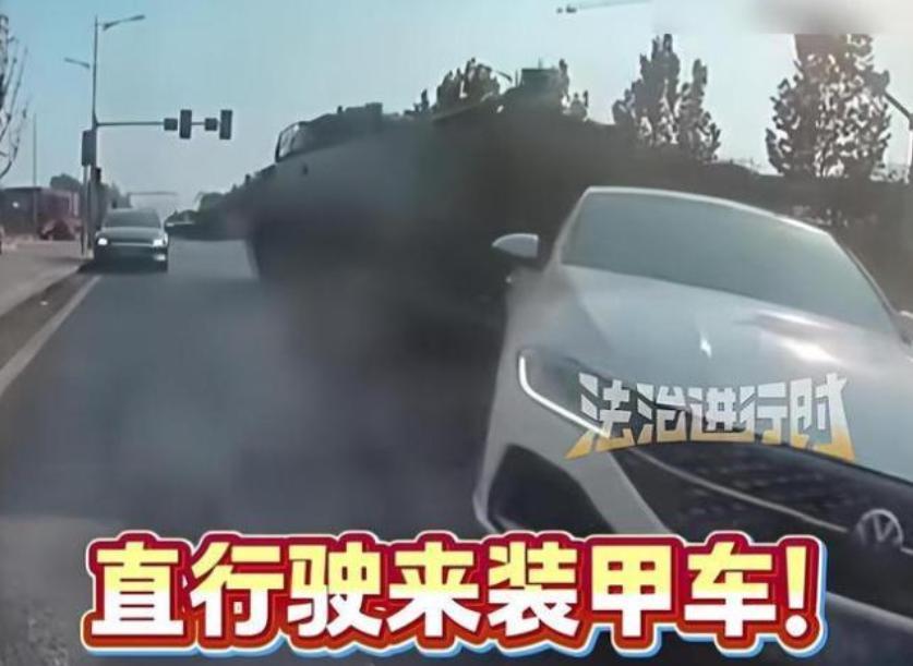 近日，重庆九龙坡区路口，白色大众轿车突然掉头，撞上正常直行的装甲车，殃及路边蔚来